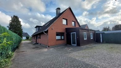 Rückseite mit Auffahrt