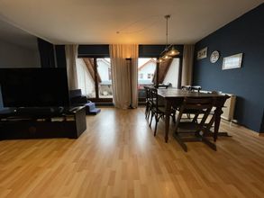 Wohn-Essbereich und Zugang zur Loggia