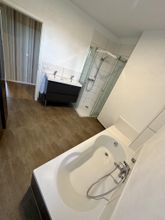 Modernes Badezimmer mit Komfort