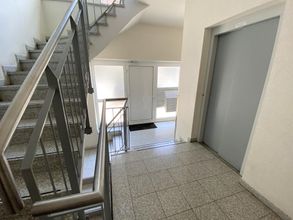 Modernes Treppenhaus mit Lift