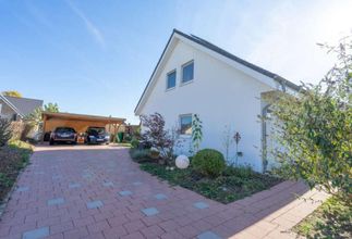 Hausansicht von der Auffahrt