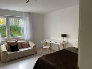 Großes Zimmer mit Balkon