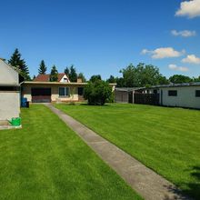 Blick auf Nebenhaus & Garten (digital bearbeitetes Foto)