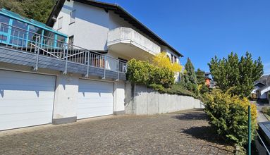 Hof mit Doppelgarage