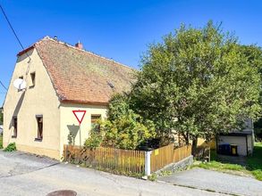 Zu Hauseingang, Garage und Keller