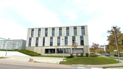 Außenansicht mit Parkplätzen