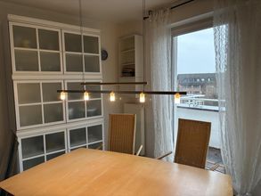 Esszimmer mit Zugang zum Balkon