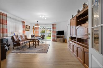 Das Wohnzimmer mit Blick in den Garten