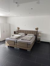 Schlafzimmer Bild 1