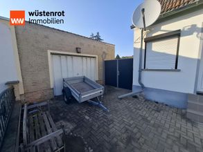 Blick zur Garage mit Zugang zum Hof/Garten