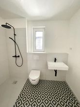 modernes Duschbad m. Fenster