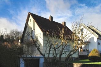 Straßenfront mit Garage