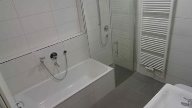 Bad mit Wanne u Glasdusche