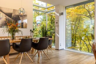 Glas und Lichtspiel vereinen Design und Natur.