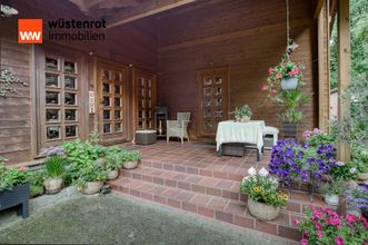 Zentraler Eingangsbereich Zugang links ins Haupthaus - rechts in die Einliegerwohnung