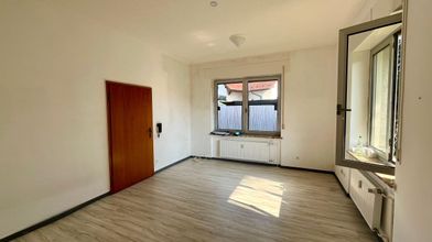 Helles Zimmer mit Fenster