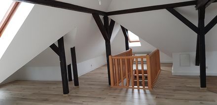 Wohnzimmer mit Treppenbrüstung