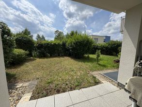 Blick vom Wohnzimmer zur Terrasse