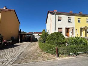 Straßenansicht mit Stellplatz