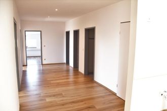 Diele mit Zugang in jedes Büro