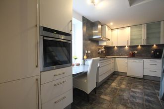 Zeitlose Küche mit Einbaugeräten