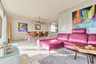 großzügiges Wohnzimmer