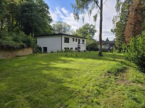 Maison Immobilien Bungalow Buchholz Ansicht Seite Eingang von Einfahrt