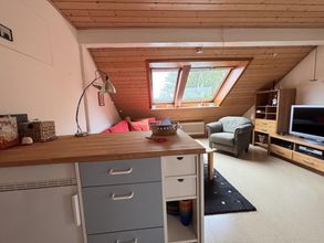 Küche mit Blick in den Wohnbereich – kompakt, praktisch, einladend