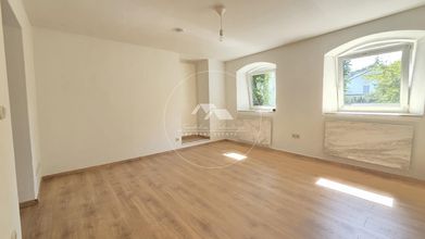 Wohnzimmer mit Zugang zum Bad