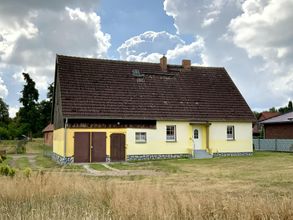 Blick zur Garage und zum Hauseingang