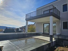 Große überdachte Terrasse mit herrlichem Blick