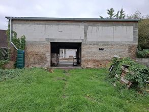 Blick Garten in Richtung Halle