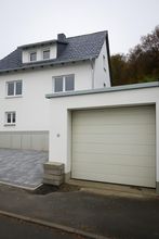 Garage, Stellplatz und Haus