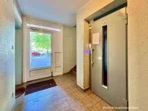 Ein Fahrstuhl führt nach oben