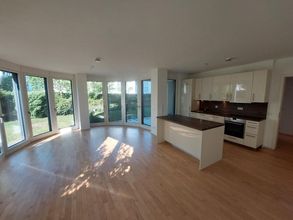 Wohnzimmer mit offener Küche