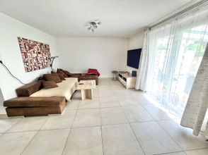 Wohnzimmer mit Zugang zur überdachten Terrasse