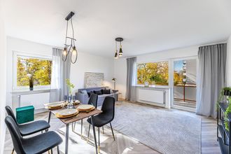 Sonniges Wohnzimmer mit Balkon