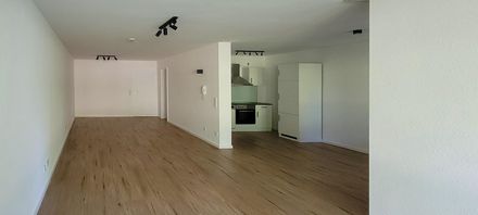 Blick zur Einbauküche