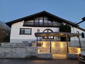 Frontansicht bei Nacht