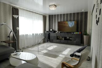 Lichtdurchflutetes Wohnzimmer mit stilvollem Lichtdesign