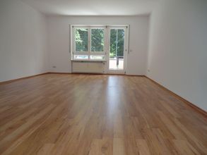 Woh- und Esszimmer mit Balkon