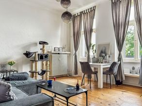 Wohnzimmer mit Balkon