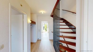 Hausflur mit Sicht ins Wohnzimmer