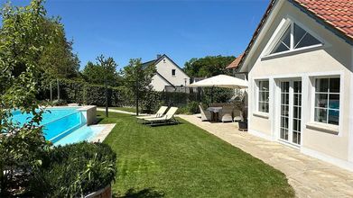 Gartenansicht mit Infinitypool