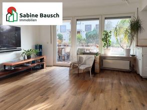 Blick in den Wohnbereich mit Balkonzugang