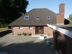 Rückansicht u. Haupteingang