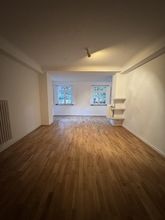 Wohnzimmer mit Erkerfenstern