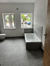 Badezimmer mit Wanne & Dusche