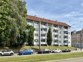 Frontseite mit Balkonen