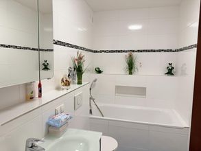 Badezimmer mit WC und Waschbecken